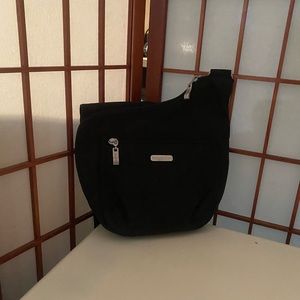 Baggallini Pocket Crossover Crossbody MM MPC236B0002 Black